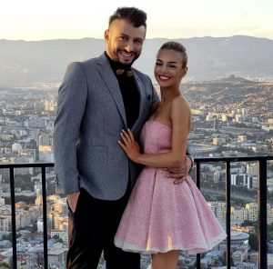 პოლიტიკოსები, მოდელები და დიზაინერები ქორწილში - ნახეთ, ვინ ესწრებოდა ლიზა ჩიჩუას და ირაკლი მაქაცარიას საქორწინო ცერემონიას