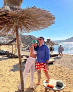 მილიონერი თოშა ქებურია და მისი ცოლი მიკონოსზე ისვენებენ