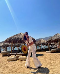 მილიონერი თოშა ქებურია და მისი ცოლი მიკონოსზე ისვენებენ