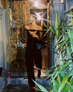 მარიამ სანოგო ავთანდილის კაბით სტაბმოლში პოზირებს - ნახეთ მოდელის დახვეწილი ფოტოები