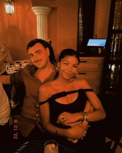 მარიამ სანოგო ავთანდილის კაბით სტაბმოლში პოზირებს - ნახეთ მოდელის დახვეწილი ფოტოები