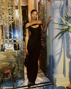 მარიამ სანოგო ავთანდილის კაბით სტაბმოლში პოზირებს - ნახეთ მოდელის დახვეწილი ფოტოები