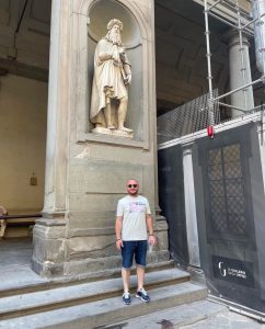 პრორუსი პარტიის ლიდერი მორგოშიას 13 000$-იანი საათი - ნახეთ სად ისვენებს „ალტ ინფოს“ ლიდერი