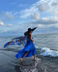 დალი ჩიტალაძე შავი ზღვის სანაპიროზე პოზირებს (ფოტოები)