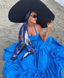 დალი ჩიტალაძე შავი ზღვის სანაპიროზე პოზირებს (ფოტოები)