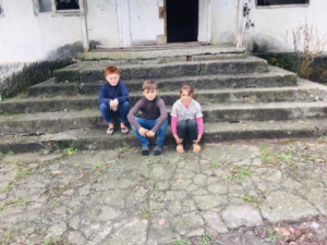 „აქ ვზრდი სამ შვილს და ცრემლები მახრჩობს, ათი დღეა პური არ გამოგვიცხვია“ - მარტოხელა დედის უმშიმესი ამბავი