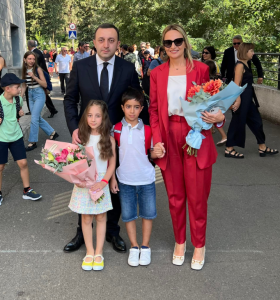 „ნინო პირველ კლასში წავიდა“ - ირაკლი ღარიბაშვილი ოჯახურ ფოტოს აქვეყნებს
