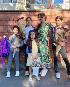 როგორ გამოიყურებოდნენ ქართველი ვარსკვლავების შვილების სწავლის დაწყების პირველ დღეს (ფოტოები)