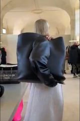 დემნა გვასალია მსოფლიოს დატროლვას აგრძელებს - ნახეთ, ქართველი დიზაინერის მიერ შექმნილი ყველაზე ორიგინალური ჩანთა