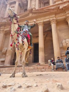 ნიკოლოზ წულუკიძე და მისი მეუღლე აქლემებით და ვირებით იორდანიაში - ფოტოები ულამაზესი პეტრადან