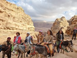 ნიკოლოზ წულუკიძე და მისი მეუღლე აქლემებით და ვირებით იორდანიაში - ფოტოები ულამაზესი პეტრადან