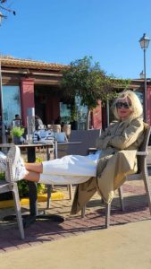 “29 წელი ერთად” – ნინო ნადირაძე მეუღლესთან ერთად საბერძნეთში ისვენებს – ნახეთ რა ფოტოებს აქვეყნებს პოპულარული წყვილი ათენიდან