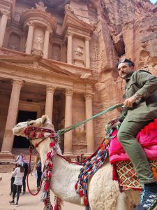 ნიკოლოზ წულუკიძე და მისი მეუღლე აქლემებით და ვირებით იორდანიაში - ფოტოები ულამაზესი პეტრადან