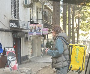 კიდევ ერთი ქალი რომელიც ოჯახს Glovo-ს კურიერობით არჩენს