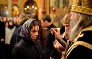 PHOTO: რუსულ ეკლესიებში მრევლს ზეთისცხების ნაცვლად Z-ის სიმბოლოებს აწერენ შუბლზე