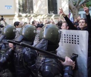 კეზერაშვილი სპეცრაზმის წინააღმდეგ- ყოფილი თავდასცვის მინისტრი 2003 წლის რევოლუციის ფოტოს აქვეყნებს