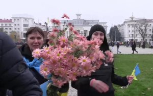 PHOTOS: დეოკუპირებულ ჰერსონში შესვლის ემოციური კადრები - მოსახლეობა უკრაინელ მებრძოლებს ყვავილებით და დროშებით შეხვდა