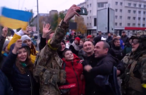 PHOTOS: დეოკუპირებულ ჰერსონში შესვლის ემოციური კადრები - მოსახლეობა უკრაინელ მებრძოლებს ყვავილებით და დროშებით შეხვდა