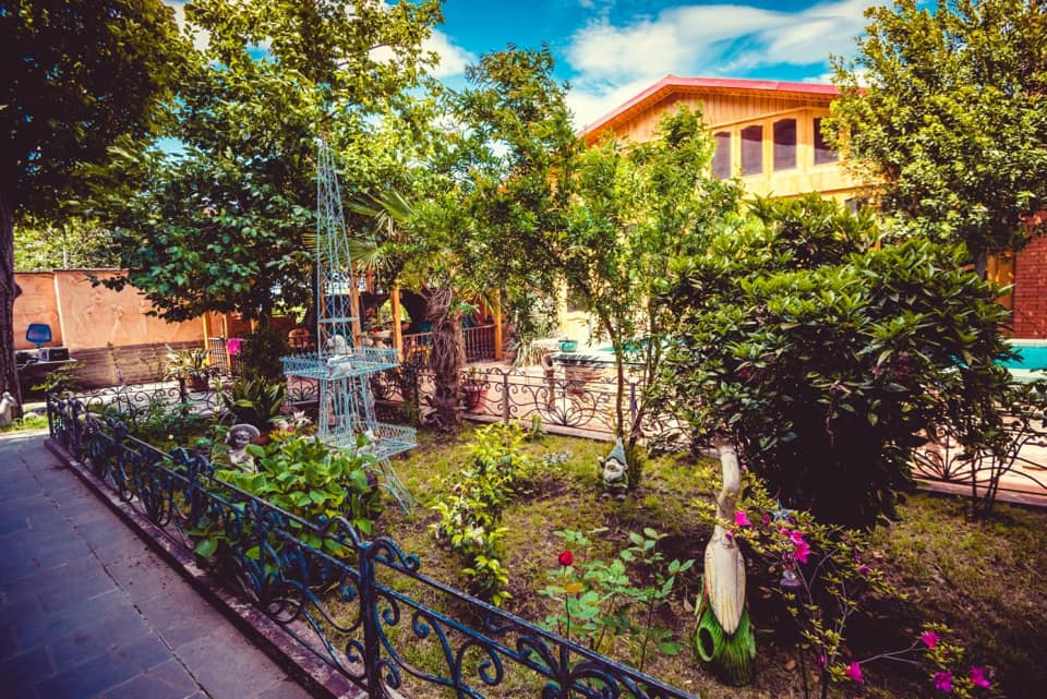 (ფოტოები) ნახალოვკაში მოოქროვილი სახლი იყიდება - ფასი გაგაგიჟებთ