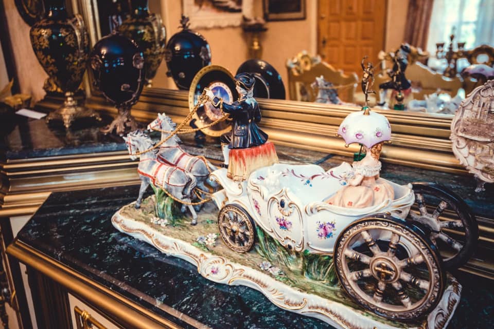 (ფოტოები) ნახალოვკაში მოოქროვილი სახლი იყიდება - ფასი გაგაგიჟებთ