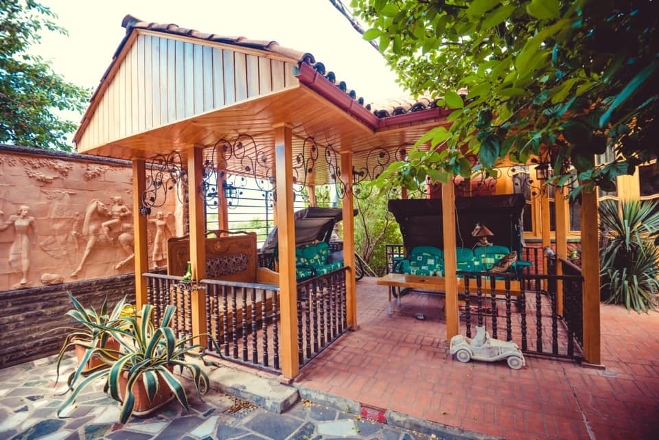 (ფოტოები) ნახალოვკაში მოოქროვილი სახლი იყიდება - ფასი გაგაგიჟებთ