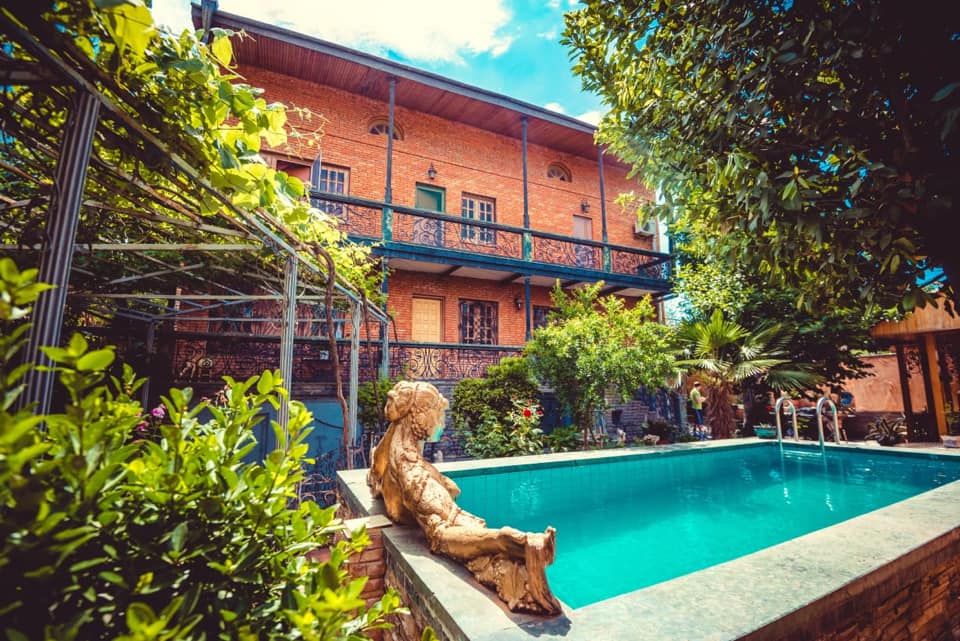 (ფოტოები) ნახალოვკაში მოოქროვილი სახლი იყიდება - ფასი გაგაგიჟებთ