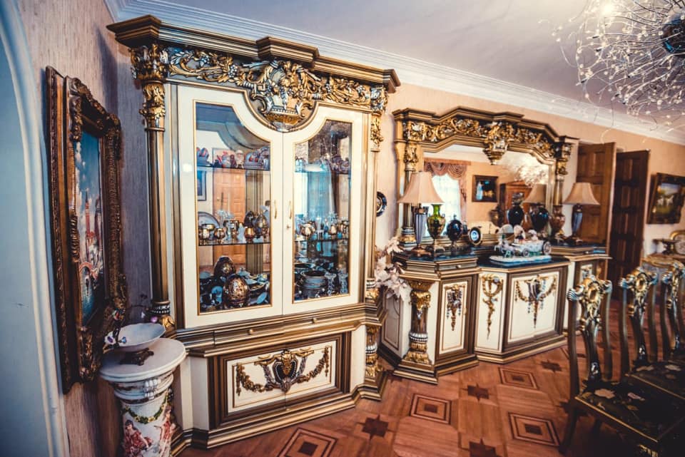 (ფოტოები) ნახალოვკაში მოოქროვილი სახლი იყიდება - ფასი გაგაგიჟებთ