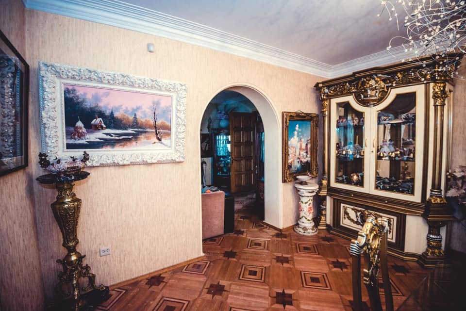 (ფოტოები) ნახალოვკაში მოოქროვილი სახლი იყიდება - ფასი გაგაგიჟებთ