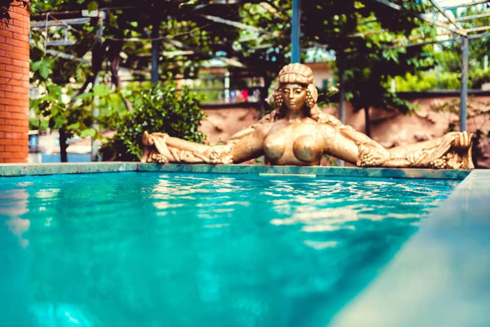 (ფოტოები) ნახალოვკაში მოოქროვილი სახლი იყიდება - ფასი გაგაგიჟებთ