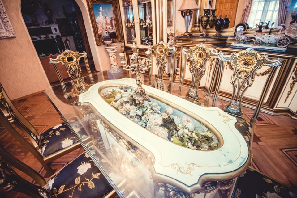 (ფოტოები) ნახალოვკაში მოოქროვილი სახლი იყიდება - ფასი გაგაგიჟებთ