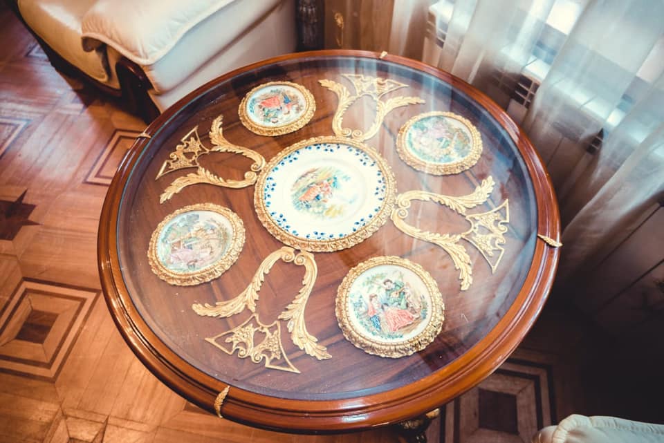 (ფოტოები) ნახალოვკაში მოოქროვილი სახლი იყიდება - ფასი გაგაგიჟებთ