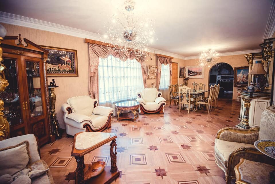 (ფოტოები) ნახალოვკაში მოოქროვილი სახლი იყიდება - ფასი გაგაგიჟებთ