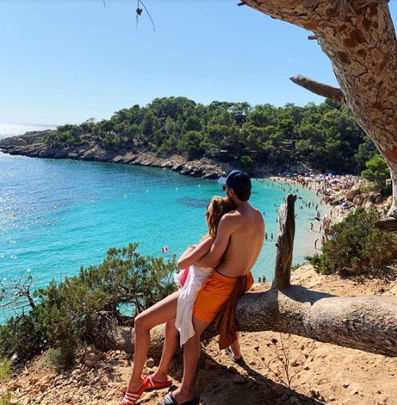 მანიკა ასათიანის ოჯახური ფოტოები იბიციდან (ვიდეო)