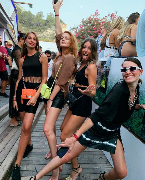 მანიკა ასათიანის ოჯახური ფოტოები იბიციდან (ვიდეო)