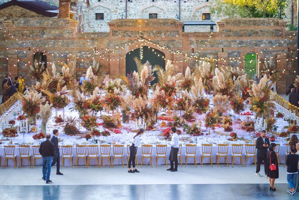 გრანდიოზული ქართული ქორწილი წინანდალში, რომლის მსგავსი სუფრა არსად გინახავთ (ფოტოები)