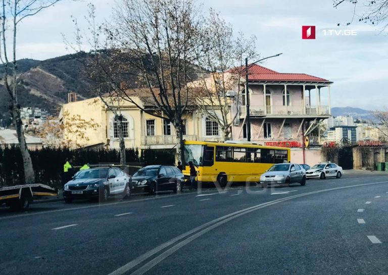 (ფოტო) ავლაბარში ყვითელი ავტობუსი ხეს შეეჯახა, დაიღუპა ერთი ადამიანი