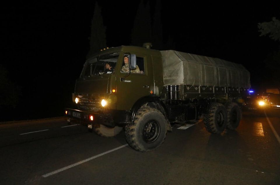 (ფოტოკოლაჟი) შეიარაღებული ჯარისკაცები და ბარიკადები - რა ხდება ბოლნისსა და მარნეულში