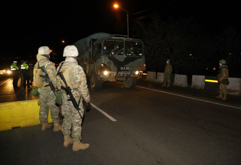(ფოტოკოლაჟი) შეიარაღებული ჯარისკაცები და ბარიკადები - რა ხდება ბოლნისსა და მარნეულში