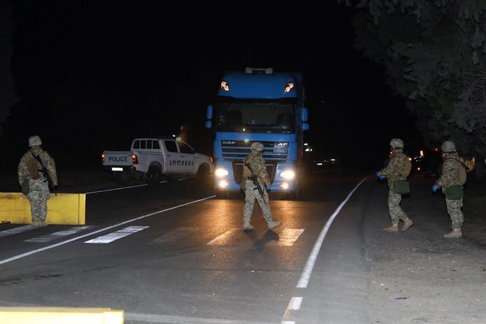 (ფოტოკოლაჟი) შეიარაღებული ჯარისკაცები და ბარიკადები - რა ხდება ბოლნისსა და მარნეულში