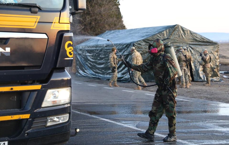 (ფოტოკოლაჟი) შეიარაღებული ჯარისკაცები და ბარიკადები - რა ხდება ბოლნისსა და მარნეულში