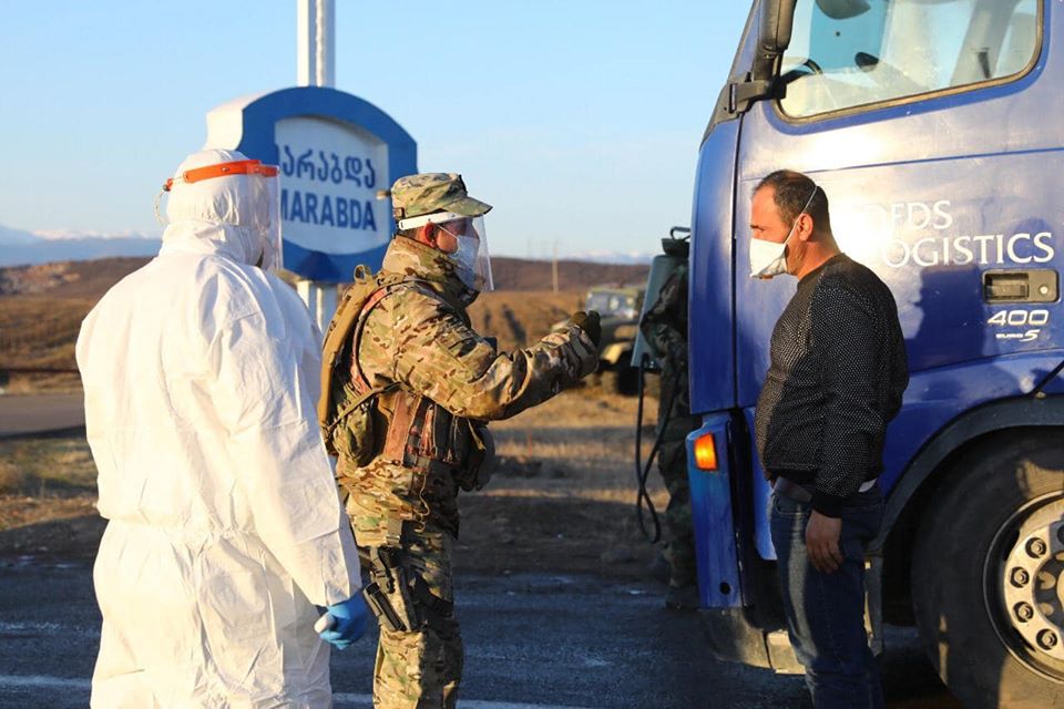 (ფოტოკოლაჟი) შეიარაღებული ჯარისკაცები და ბარიკადები - რა ხდება ბოლნისსა და მარნეულში