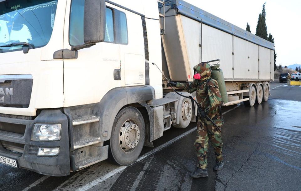 (ფოტოკოლაჟი) შეიარაღებული ჯარისკაცები და ბარიკადები - რა ხდება ბოლნისსა და მარნეულში