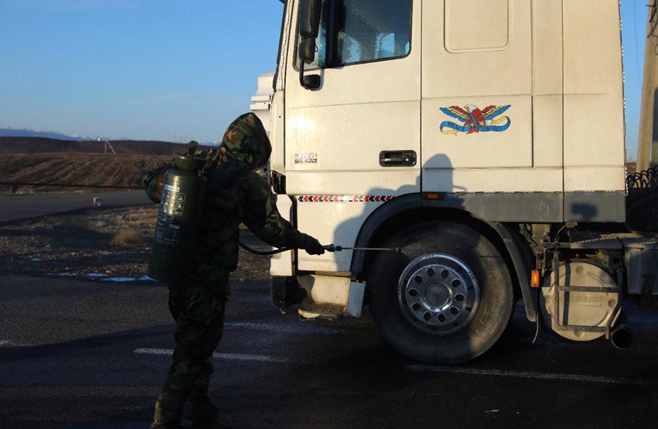 (ფოტოკოლაჟი) შეიარაღებული ჯარისკაცები და ბარიკადები - რა ხდება ბოლნისსა და მარნეულში