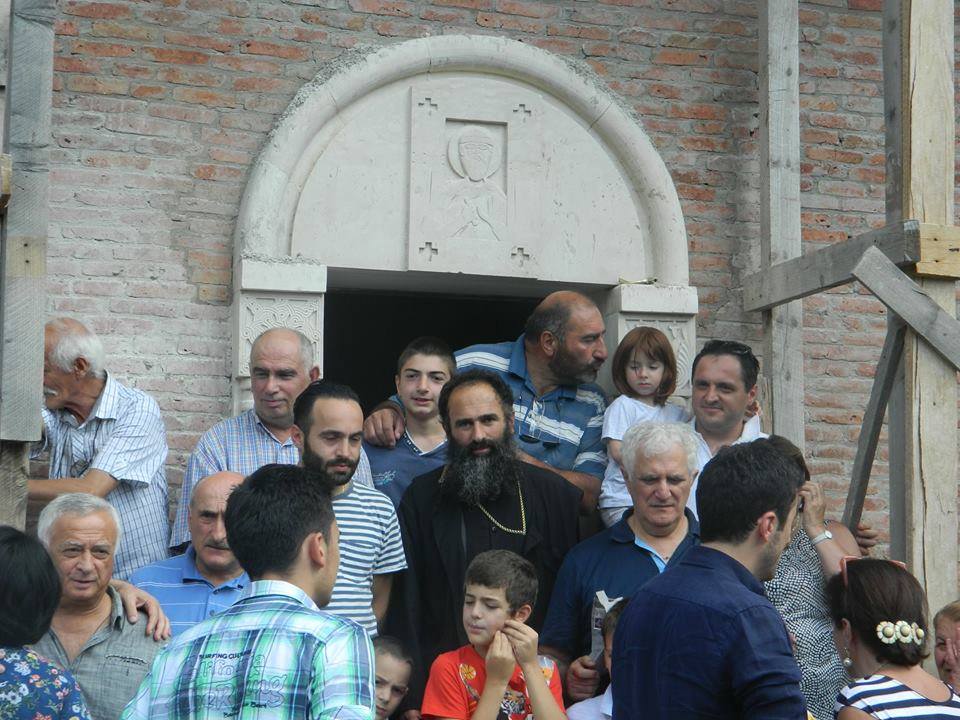 "პანიკაში აღმოჩენილი მშვიდი და სიამედო გმირი" - ამირან გამყრელიძის უცნობი ფოტოები და საზოგადოების გზავნილები