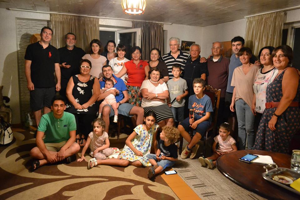 "პანიკაში აღმოჩენილი მშვიდი და სიამედო გმირი" - ამირან გამყრელიძის უცნობი ფოტოები და საზოგადოების გზავნილები