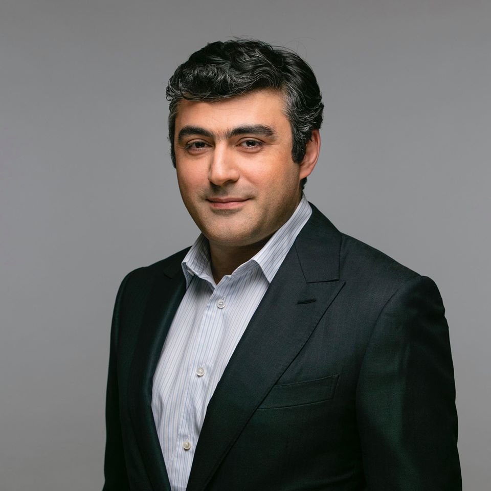 "პანიკაში აღმოჩენილი მშვიდი და სიამედო გმირი" - ამირან გამყრელიძის უცნობი ფოტოები და საზოგადოების გზავნილები