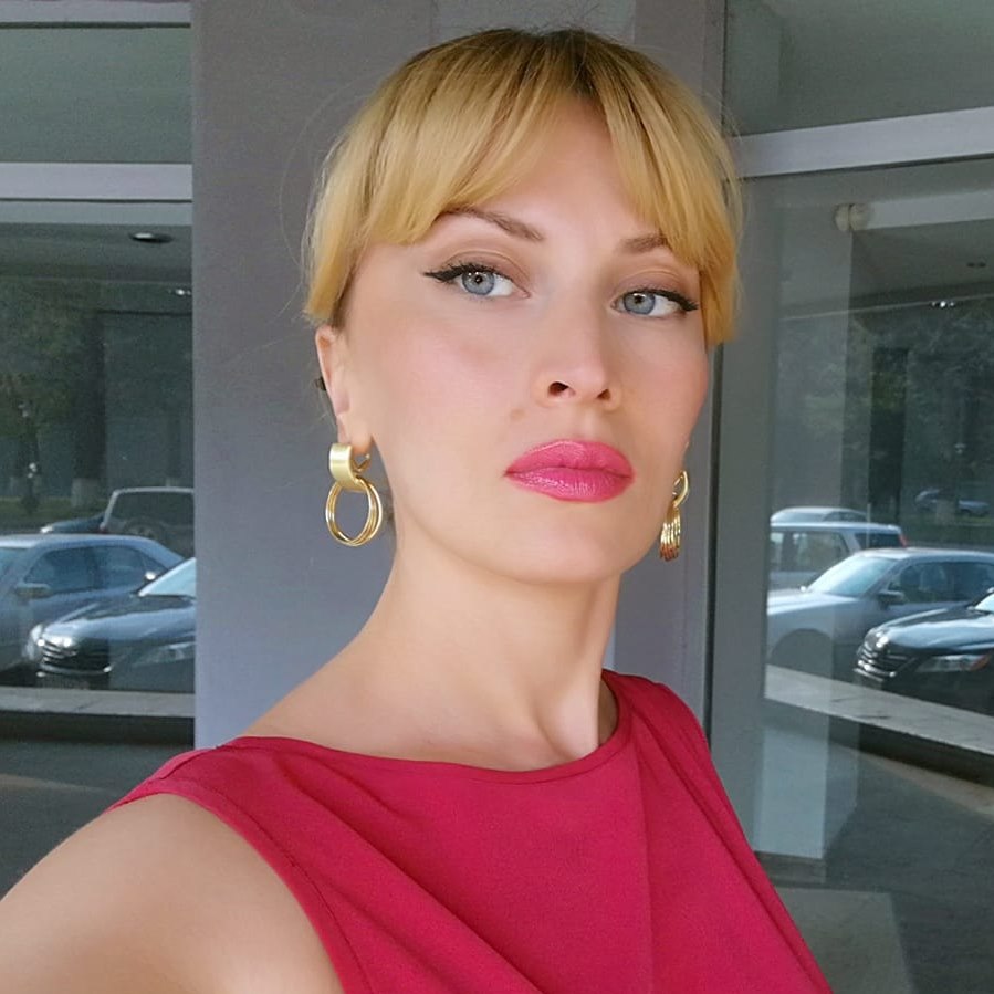 (ფოტოები) ეს ქალბატონი, გიორგი გახარიას დაა, რომელიც ერთ-ერთ კლინიკაში მუშაობს და ჩვენს მოსახლეობას ეხმარება