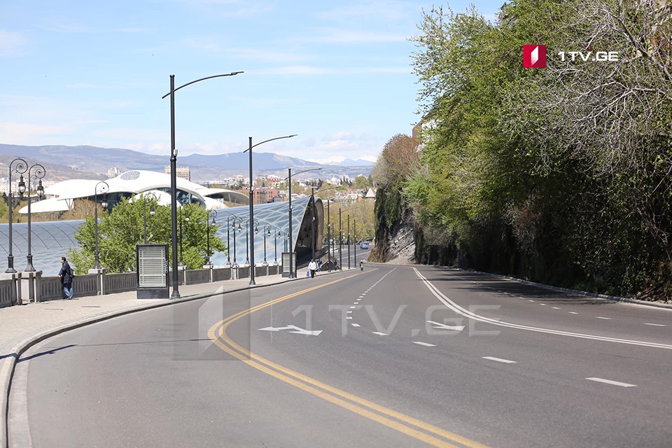 (ფოტოები) თბილისი მსუბუქი ავტომობილებით მოძრაობის აკრძალვის შემდეგ
