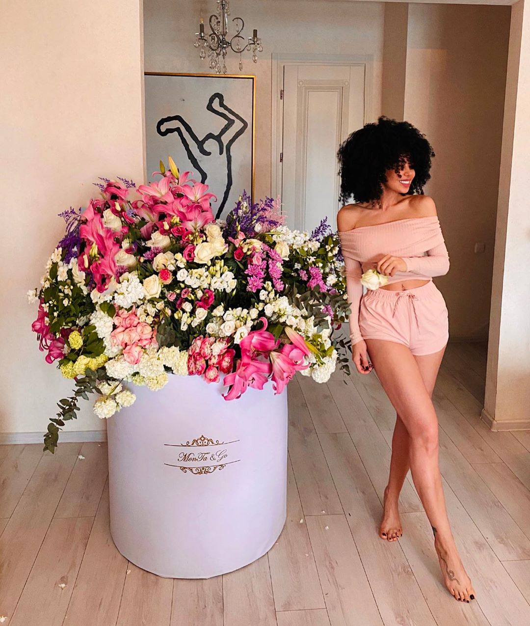 ”სამმა კაცმა ძლივს ამოიტანა საჩუქარი" - ნახეთ რა სიურპრიზი გაუკეთეს შორენა ბეგაშვილს (ფოტო)