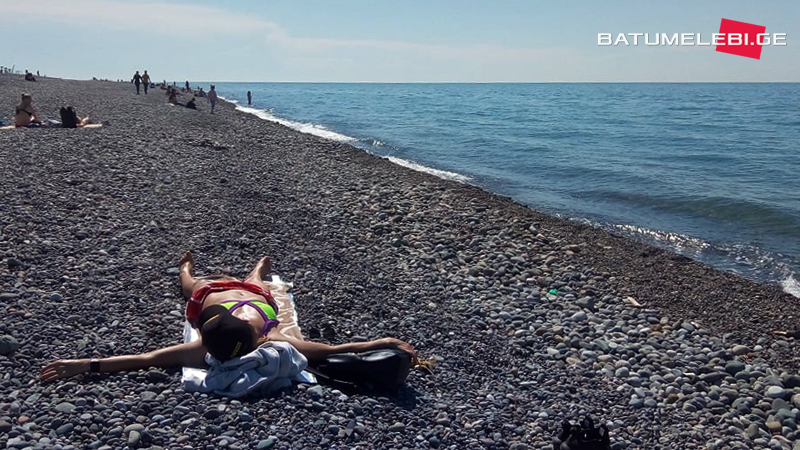 (ფოტოები) ბათუმში ზღვაში ბანაობენ და პლაჟზე ირუჯებიან